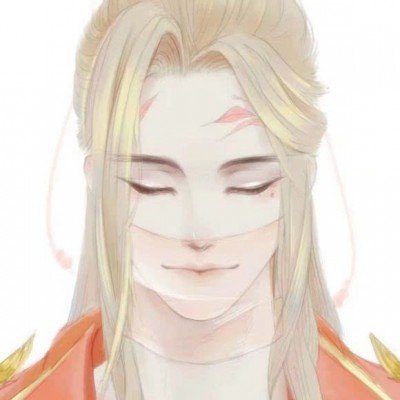 印度男子头插砍刀淡定玩手机